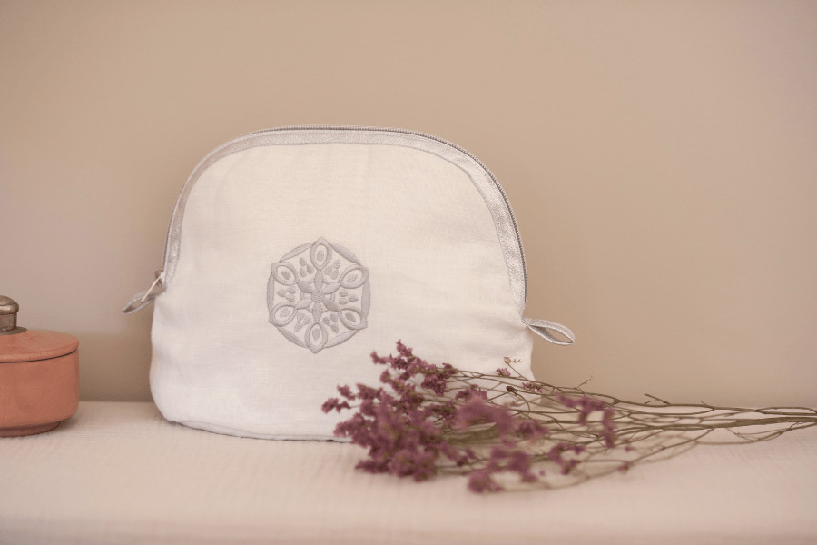 Trousse de toilette arrondie en lin brodée