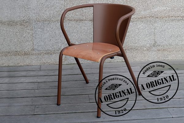 Chaise portugaise 5008 en aluminium et bois ; The 5008 Portuguese chair in aluminum and wood