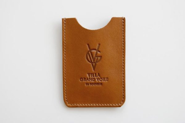 Porte-cartes vertical en cuir personnalisé ; Custom vertical leather keycard sleeve