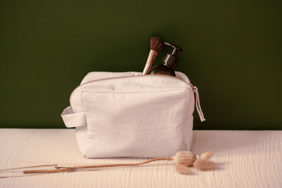 Trousse de toilette en lin personnalisé; Custom linen toiletry bag