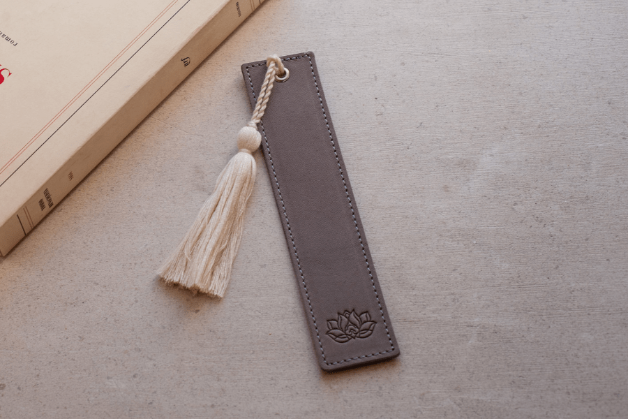 Marque-page personnalisé en cuir; Custom leather bookmark with tassel