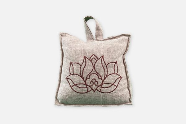 Embroidered pyramidal fabric door stop ; Cale-porte pyramidal en tissu brodé