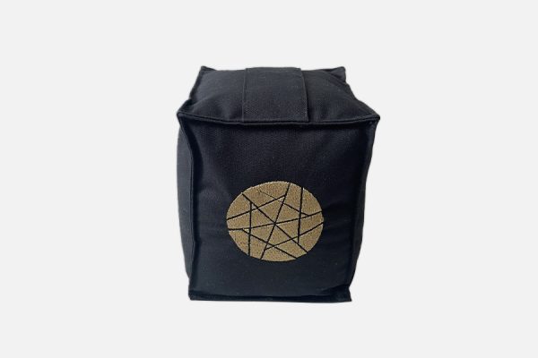 Cale-porte cubique en tissu brodé;Embroidered cube door stop