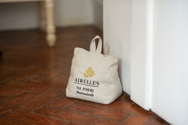 Embroidered pyramidal fabric door stop ; Cale-porte pyramidal en tissu brodé