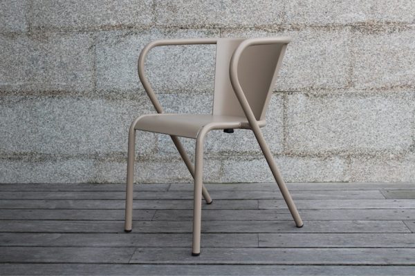 The 5008 Portuguese chair in aluminum; chaise portugaise 5008 en aluminium