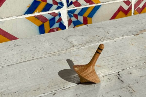 Toupie en bois personnalisée; Custom wooden spinning top