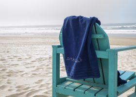 Embroidered terry towel; Serviette de plage brodée