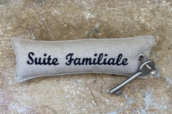 Porte-clés en lin brodé ;Embroidered linen key rings