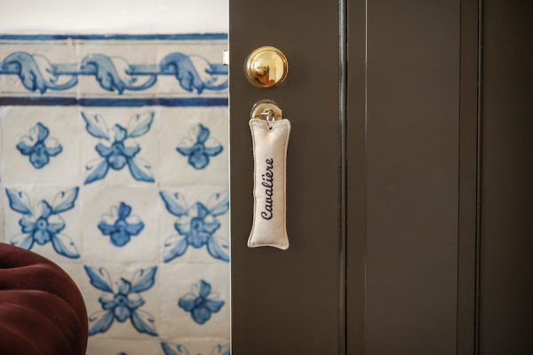 Porte-clés en lin brodé ;Embroidered linen key rings