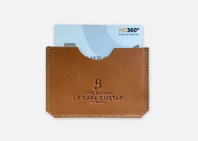 horizontal leather keycard sleeve ;Porte-cartes horizontal en cuir