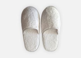 Chaussons d’hôtel en éponge brodés
