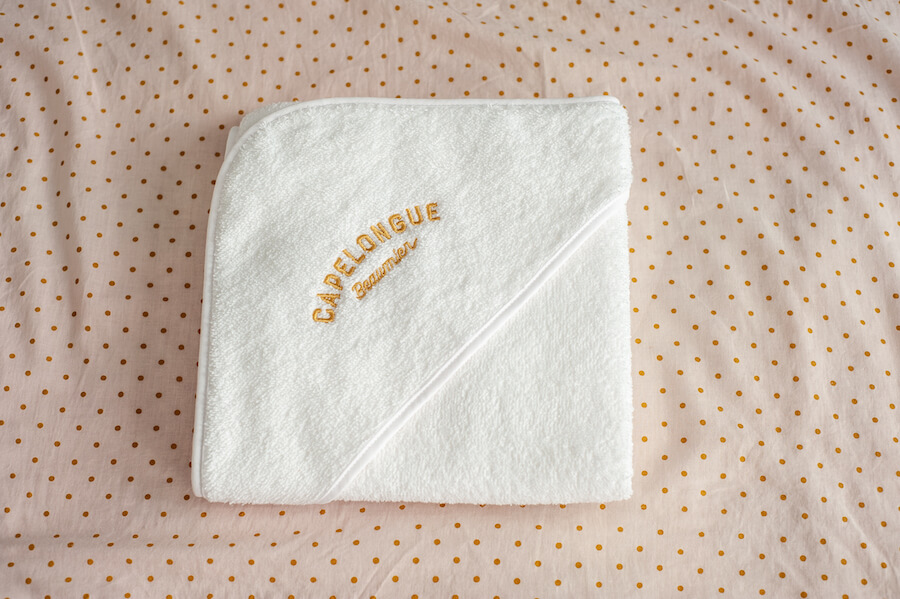 Cape de bain pour bébé personnalisée ; Monogrammed hooded baby towel