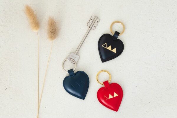 Porte-clés cœur en cuir de luxe personnalisable ; Luxury custom heart keyrings