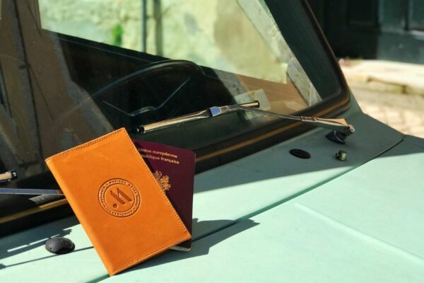 Étui à passeport en cuir personnalisé ; Custom leather passport sleeve
