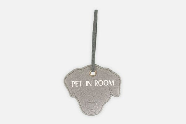 Accroche-porte animal en chambre pour hôtels ; Pet in room door hanger