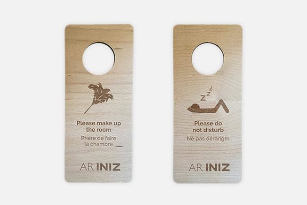 Accroche-porte d’hôtels en bois clair ; Natural wood hotel door hanger