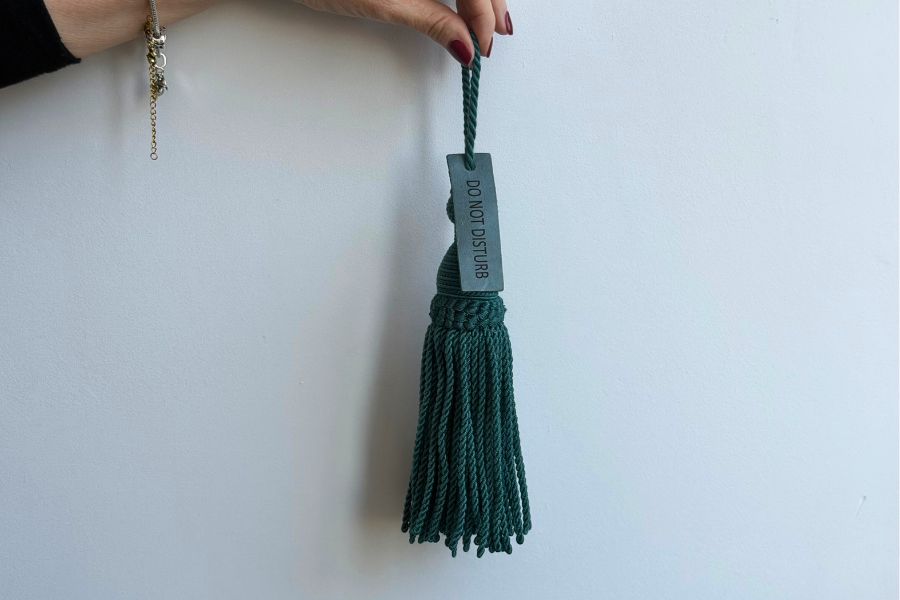 Accroche-porte pompon passementerie avec étiquette cuir