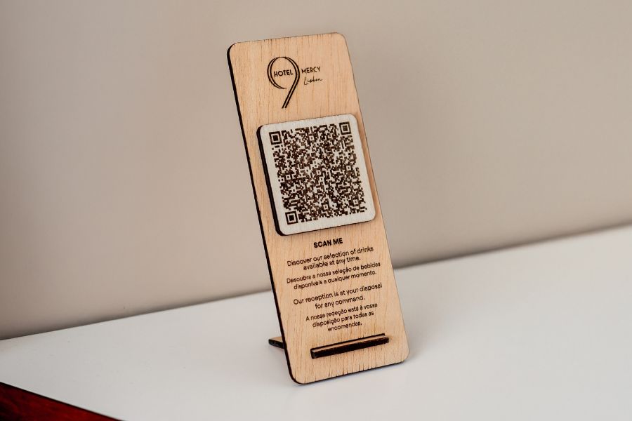 Support QR code en bois