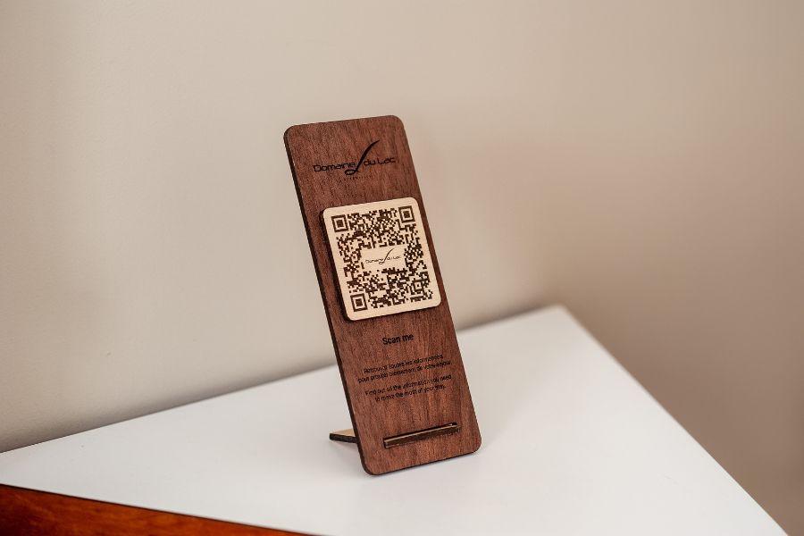 Support QR code en bois