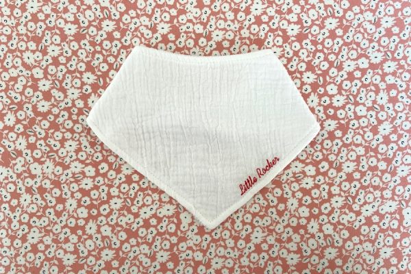 Bavoir bandana brodé en gaze de coton ; Custom bandana baby bib