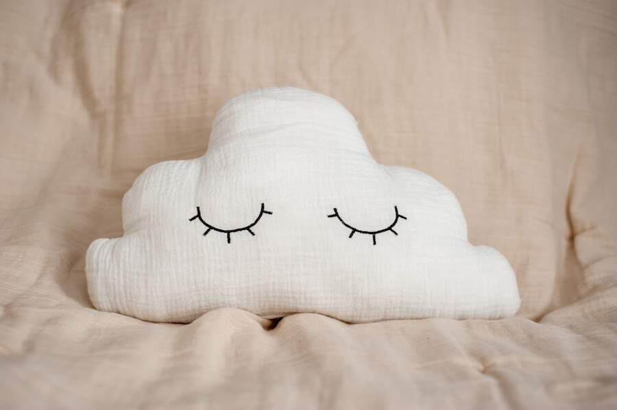 Coussin nuage brodé personnalisable ; Custom embroidered cloud pillow