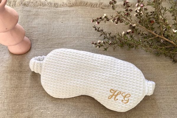 Masque de nuit nid d’abeille personnalisable ; Embroidered waffle sleep mask