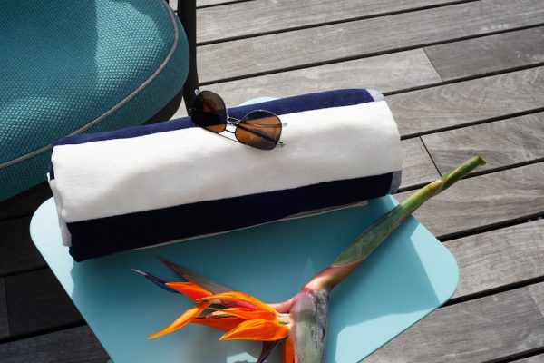Serviette de plage rayée personnalisée de luxe ; Embroidered stripes beach towel