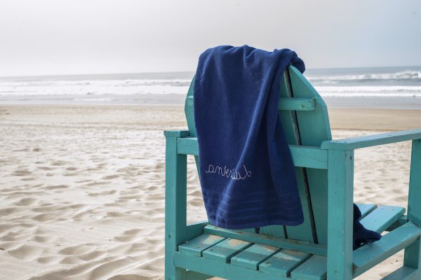 Serviette de plage brodée ; Embroidered terry towel