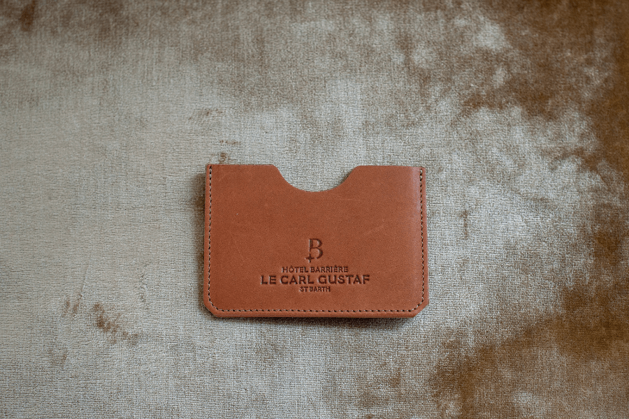 Porte-cartes horizontal en cuir personnalisé; Custom horizontal leather keycard sleeve