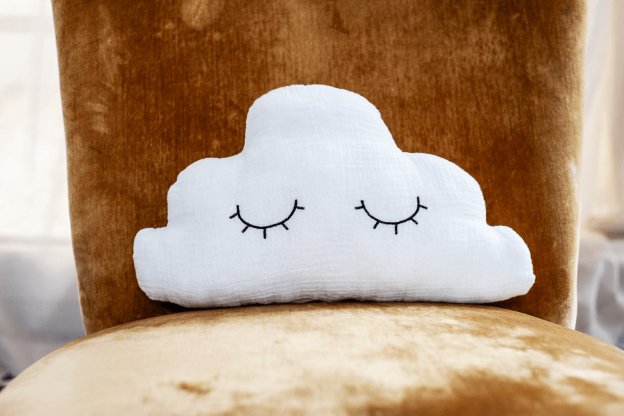 Coussin nuage brodé personnalisable ; Custom embroidered cloud pillow