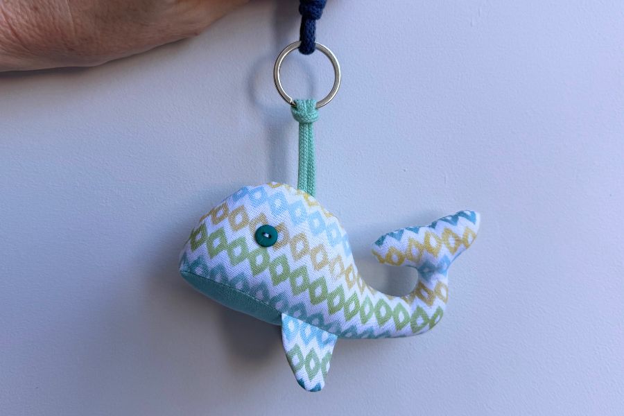 Porte-clés baleine en tissu imprimé